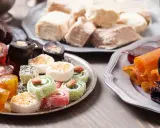En härlig samling turkisk mat med olika sorters lokum, halva och fruktläder.