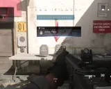 Gracz w Call of Duty Warzone zbiera płyty pancerza z podłogi.