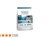 Sac de croquettes Wolf of Wilderness "Blue River" pour chien, sans céréales, avec un loup sur fond de rivière. Avis 5 étoiles.