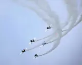 Sechs Flugzeuge ziehen Rauchschwaden hinter sich her, ein beeindruckendes Schauspiel bei einer Flugshow in Deutschland.