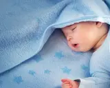 Sover sött i blått, undrar om kan bebisar svettas när de drömmer om stjärnor?