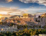 L'Acropole d'Athènes baignée par le soleil couchant, un site qui évoque la grandeur de l'olympe mythologie.