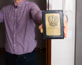 Komornik pokazuje legitymację. Czy umowa zlecenie chroni przed jego wizytą?