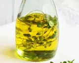 Złocisty olejek tymiankowy w szklanej butelce, z gałązkami tymianku w środku. Idealny do aromatyzowania potraw. Jak stosować?