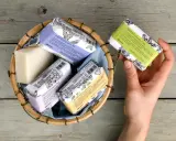 Cesto con shampoo solidi Davines. Scopri come si usa lo shampoo solido per capelli morbidi e voluminosi.