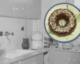 Czekoladowa babka z migdałami na talerzu, w kuchni z lat 70. Prawdziwy slow food.