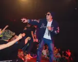 Raper na scenie w Łodzi, w bluzie z napisem "Yankee", nawija do tłumu. Hip hop łódź w najlepszym wydaniu!