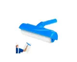 Rodillo pintar techo azul, ideal para renovar espacios. Un pintor lo usa para pintar una pared.