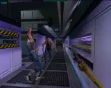 W korytarzu stacji kosmicznej, dwóch zombie z bronią w ręku goni gracza. To klasyczny przykład rozgrywki w stylu immersive sim.