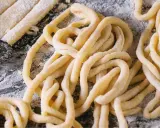 Pici toscani freschi, pasta fatta a mano pronta per essere cucinata.