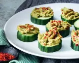 Gurkenscheiben mit Avocado-Creme und roten Chiliflocken, perfekt für leichte scheinfasten rezepte.