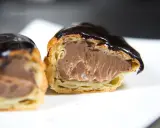 Éclairs généreusement garnis de crème pâtissière chocolat, nappés d'un glaçage brillant. Un délice gourmand.