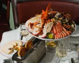 En imponerande skaldjursbuffé i Stockholm med hummer, räkor och krabba. Perfekt för en festlig måltid.