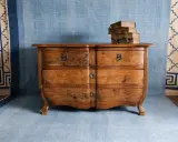 Cómoda antigua de madera, lista para restaurar muebles antiguos. Apilados libros viejos encima.