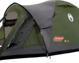Ett grönt och grått Coleman tält, modell Darwin 2+, med en ingång och fönster. Perfekt för campingäventyr.