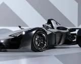 Ein futuristischer BAC Mono Supersportwagen in Schwarz und Silber, bereit für die Rennstrecke.