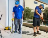 Techniciens utilisant des appareils de localisation pour la réparation de fuite d'eau, l'un à l'intérieur, l'autre près d'une piscine.