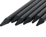 En rad svarta pennor med spetsiga stift, redo att utforska olika nivåer av blyerts hårdhet för konstnärliga uttryck.