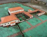 Modell einer römischen Villa, die Einblicke in das Wohnen im alten Rom gibt.