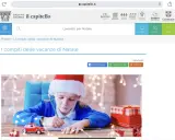 Bambino con cappello di Babbo Natale scrive appunti, circondato da luci natalizie e regali. Perfetto per trovare compiti per le vacanze di Natale divertenti.