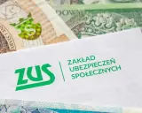 ZUS, czyli Zakład Ubezpieczeń Społecznych, na tle polskich banknotów. Czy to oznacza, że l4 co to jest, jest związane z pieniędzmi?
