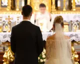 Para młoda przed ołtarzem, świadectwo ich miłości i wiary. To właśnie dlatego chce zawrzeć małżeństwo w kościele, by ich związek błogosławił Bóg.