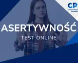 Młoda kobieta z uniesionymi dłońmi, symbolizująca asertywność. Obok napis "ASERTYWNOŚĆ TEST ONLINE".
