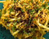 Delicioso bacalao a bras, desmenuzado con patatas finas, huevo y perejil fresco, espolvoreado con aceitunas negras picadas.