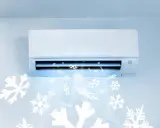 Climatisation moderne diffusant des flocons de neige, une traduction cool pour un confort optimal.