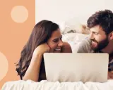 Para przyszłych rodziców przegląda w łóżku inspiracje na imiona dla dzieci.