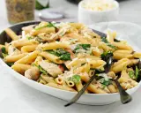 En läcker kycklinggryta med pasta, spenat och riven ost. En perfekt middag!