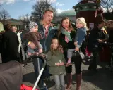 Mikael Persbrandt med sina barn på en utflykt. En familj njuter av en solig dag utomhus.