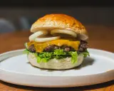 Idealny burger w domu: Jaka gramatura mięsa zapewni soczystość?
