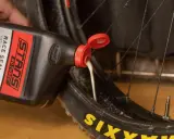 Wlewanie uszczelniacza do opony rowerowej. Płyn do opon tubeless zapewnia ochronę przed przebiciami.