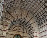 Die Capela dos Ossos, eine Kapelle, deren Wände und Decken mit menschlichen Knochen und Schädeln bedeckt sind, bildet ein faszinierendes Mosaik des Lebens und Sterbens.