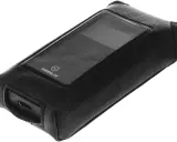 Czarny futerał ze skóry na promiler alp-1 lite. Widoczny port USB i logo.