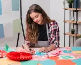Adolescente creando adornos de papel, una de las muchas actividades para adolescentes.