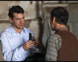 Två män i en spänd situation, en med en pistol. Scen från en kalla kriget film.
