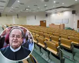 Profesor w auli, gotowy do rozpoczęcia wykładu. Idealne miejsce na studia w Toruniu.