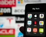Ikona "Big Tech" na telefonie, z logotypami Google, Apple, Amazon, Meta, Netflix, Microsoft, Tesla, Oracle, Nvidia. Dyskusja o podatek cyfrowy.