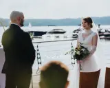 Panna młoda z bukietem patrzy na pana młodego. Czy to ślub jednostronny, co to znaczy?