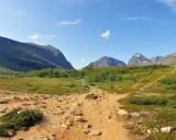 Vandringsled mot Kebnekaise, en fantastisk utsikt som gör bestiga Kebnekaise pris värt. Berg, grönska och en klarblå himmel.