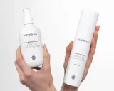 Zwei NEWSHA Leave-In Conditioner Flaschen in Händen. Für eine tiefenreinigung haare und Stärkung.