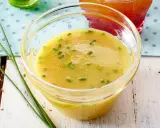 Cremige Honig-Senf-Sauce mit Schnittlauch in einer Glasschale, bereit zum Verfeinern von Salaten.