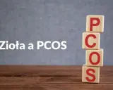 Drewniane klocki z literami PCOS ułożone w stos. Obok napis "Zioła a PCOS", sugerujący naturalne wsparcie w leczeniu.