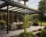 Une terrasse en bois avec une table et des chaises sous une pergola moderne. L'emprise au sol de la pergola crée un espace de vie extérieur accueillant.