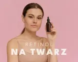 Kobieta z buteleczką serum na twarz. Dowiedz się, z czym łączyć retinol, by uzyskać najlepsze efekty.