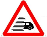 Señal de advertencia de tráfico con un coche negro en movimiento rápido, como si la regla me durara menos que antes.