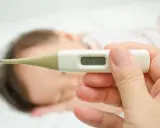 Cyfrowy termometr pokazuje 39.5°C. Zastanawiasz się, ile trzymać termometr pod pachą, by dokładnie zmierzyć temperaturę?