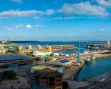 Vista panoramica del **southampton porto** con navi, gru e edifici moderni sotto un cielo azzurro con nuvole bianche.
